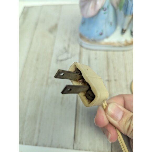 Victorian Couple Lamp Vintage Ceramic 9 3/4" Tall Needs Rewiring - Picture 5 of 8